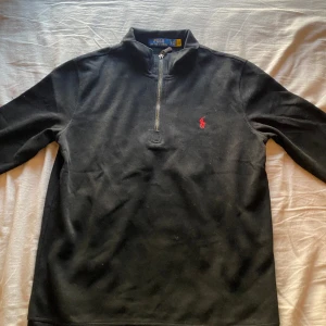 Ralph lauren halfzip - En fin Ralph lauren halfzip tröja som sitter perfekt i storlek S. Finns qr kod med tagg.