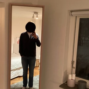 A days march overshirt - En riktigt snygg overshirt från a days march i storlek L i färgen blå. Köpt våren 2023 och sparsamt använd alltså i sjukt bra skick. Modellen passar runt 187 cm 80 kg. Nypris: 1500 kr Tveka inte på att höra av er vid frågor. Pris kan diskuteras.