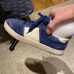 Valentino flycrew  - Tjena, säljer mina Valentino flycrew! Dom är storlek 43 och saknar endast en nit! Inget og medföljer tyvärr! Mvh Hugo 