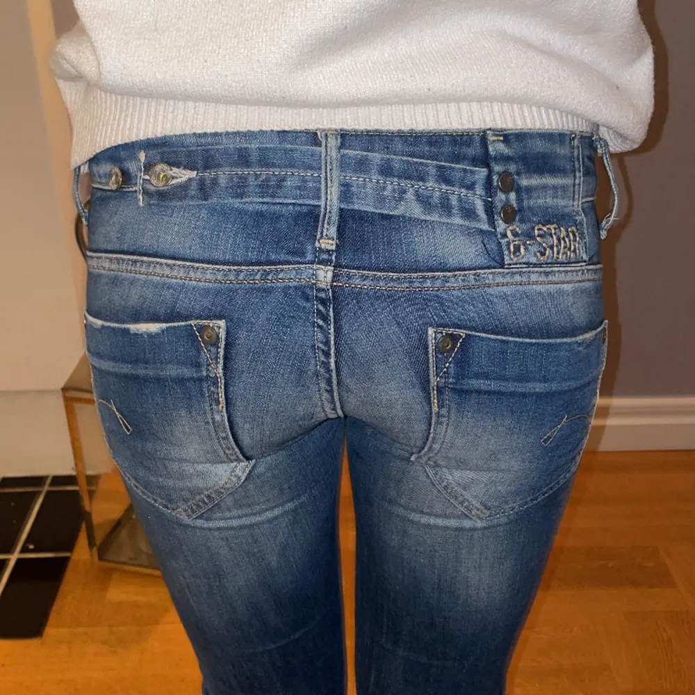 as snygga jeans som är secondhand med en snygg text där bak🤍. Jeans & Byxor.