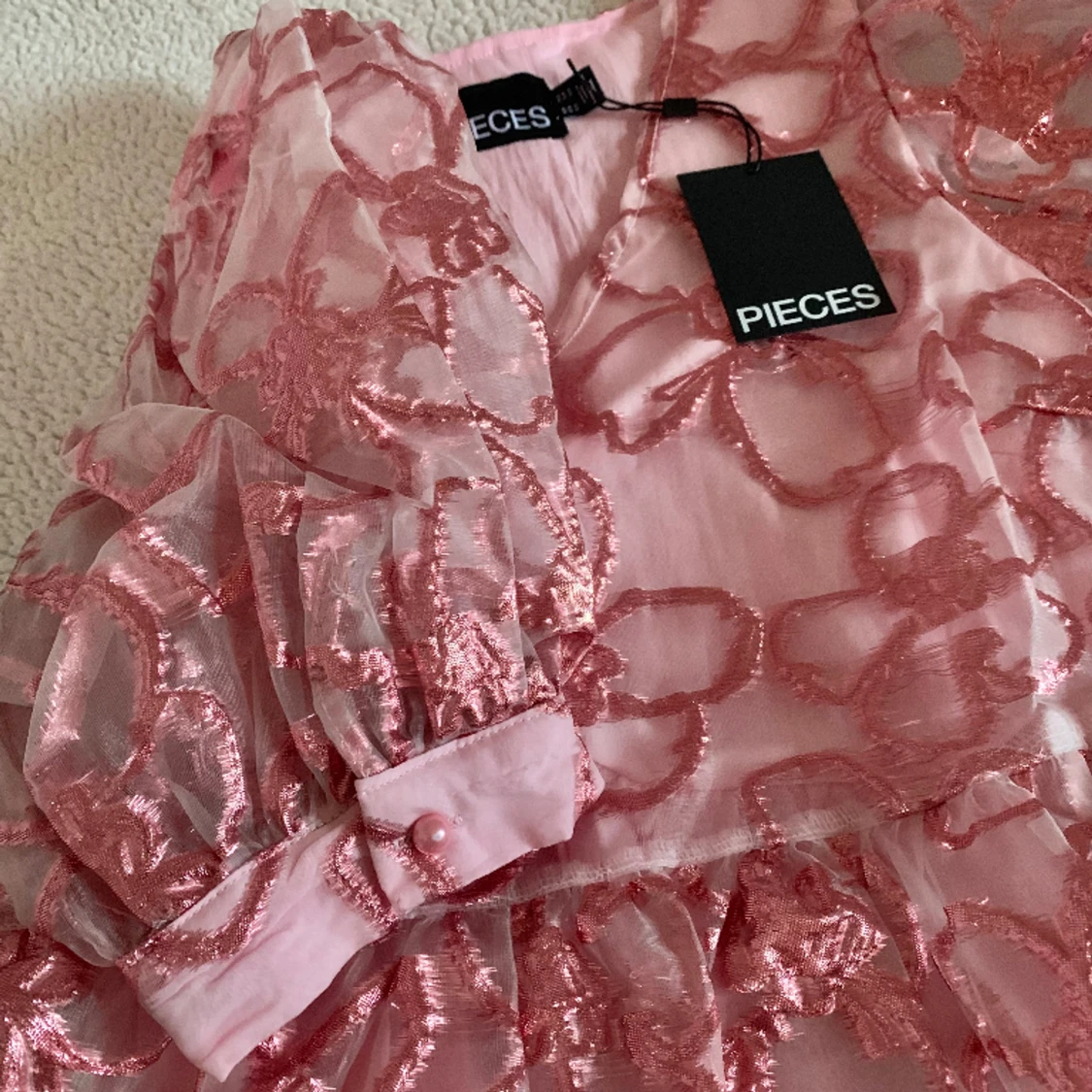 Pieces rosa metallisk blus med ballongärmar - 90