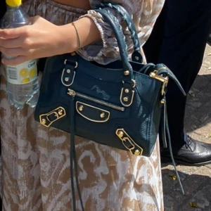 Mini city bag - Tänkte sälja min fina blå/gröna mini city Balenciaga bag. Den är självklart äkta, dustbag och äkthetsbevis medföljer. Vid snabb affär kan priset diskuteras. 