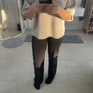 Madlady kostym byxor - Säljer mina populära madlady byxor i modellen ”lågmidjade kostymbyxor utan fickor” i hazel black. Ord pris 649kr. Använda ca 3 ggr, helt i nyskick. Skriv angående funderingar💞