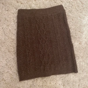 Brun mönsterstickad kjol🤎 - Mysig mönsterstickad kjol som är mjuk och bra för hösten!🤎 i väldigt bra skick💞
