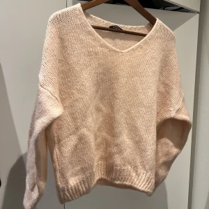 Mysig rosa ylletröja  - Mysig rosa v- ringad ylletröja. Använd 2gånger. 