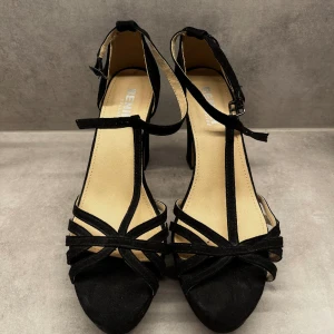 Svarta klackar - Svarta klackar i strlk 38, Benini exclusive. Endast använda inomhus☺️