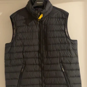 Parajumper väst - Säljer min parajumper väst då jag tröttnat på den Skick 9/10 så väldigt bra omhändertagen  Skriv privat för fler bilder eller frågor  Pris 1799 kr, billigare vid snabb affär😊 extra knappar medföljer