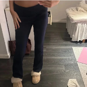 yoga byxor - Superfina navy blue yoga byxor med vikt kant 😍 Säljer vidare då de inte passade på mig (lånade bilder)