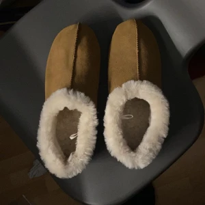 Ull tofflor  - Använda jätte få gånger. Fick dom i julklapp. 