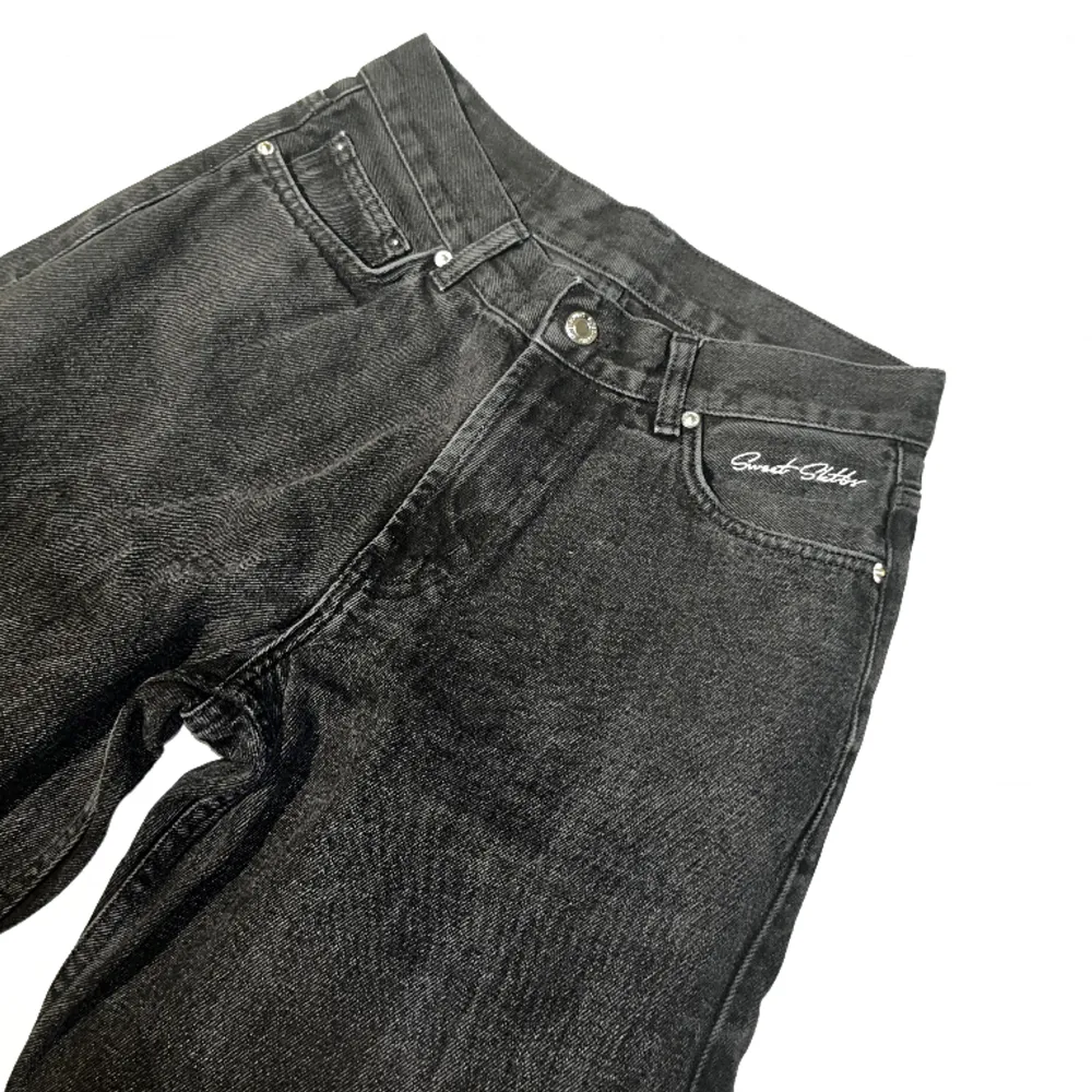Svarta jeans som är lite ”baggy”. Storlek XS, dem är lite stora i passform, passar även för S. Ny skick, använda ett par gånger säljer för att jag inte använder dem längre, köpta på carlings, (pris går att diskutera). Jeans & Byxor.