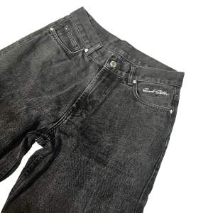 Svarta jeans som är lite ”baggy”. Storlek XS, dem är lite stora i passform, passar även för S. Ny skick, använda ett par gånger säljer för att jag inte använder dem längre, köpta på carlings, (pris går att diskutera)