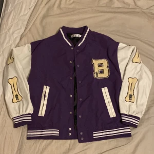Varsity jacka  - Jackan är oanvänd, nyskick. Storleken är M men den passar bättre för S. 