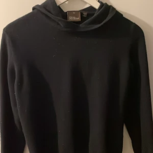 Kaschmir hoodie - Hoodie från Oscar Jacobson i mörkblå kaschmir. Storlek XS men sitter som S. Hör av vid intresse.