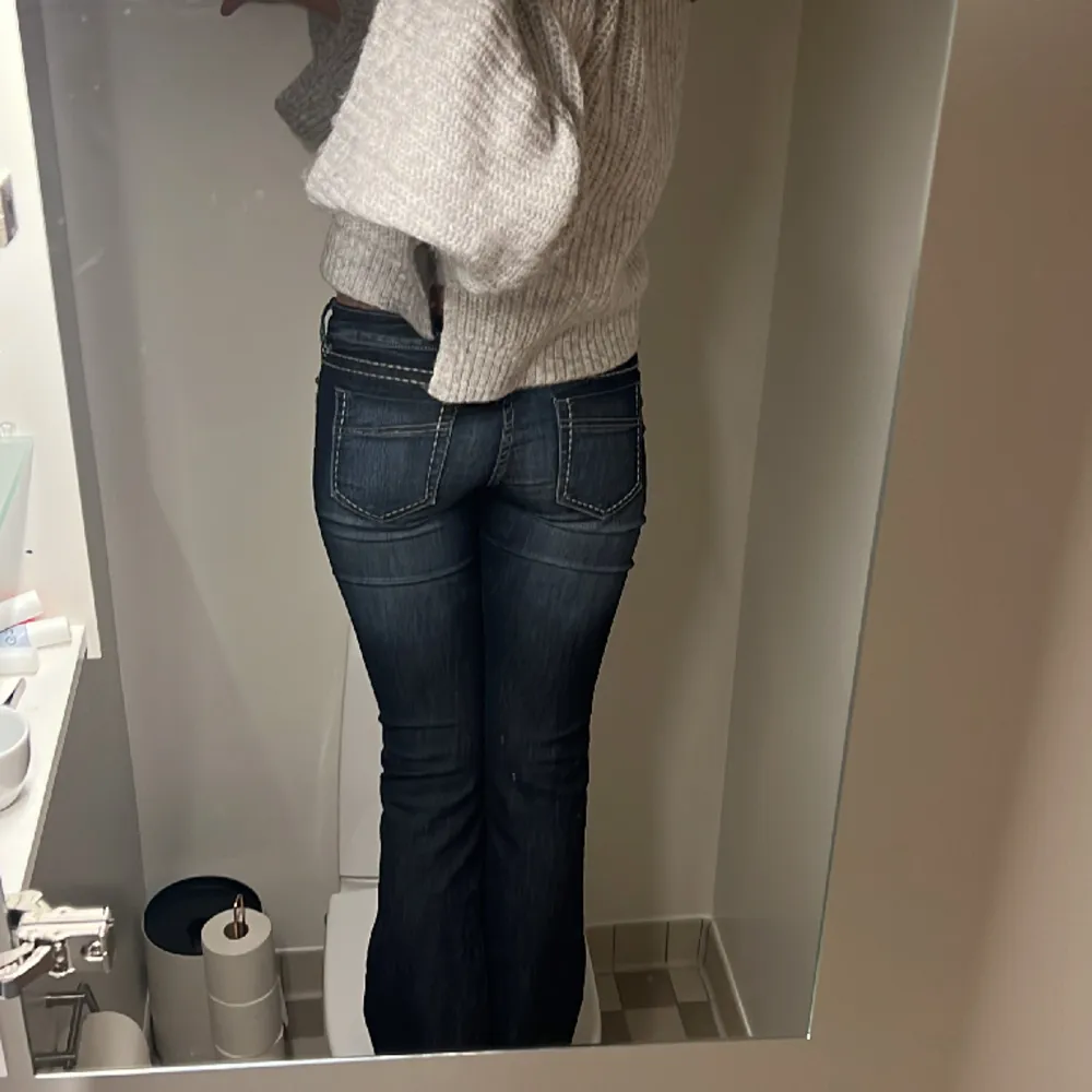 Jättesnygga low waist bootcut jeans med vita sömmar! Älskar dem verkligen men säljer då det är fel storlek. Pris kan diskuteras vid snabb affär!. Jeans & Byxor.
