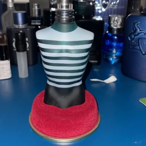Jean paul Gaultier le male - Bra parfym säljes då den inte används nåt mer. Pris kan diskuteras  Ca 60 ml kvar