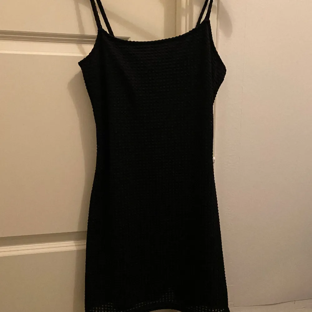 En svart kläning från hm i storlek Xs Säljer då den blivit för liten Dm för mer information ❤️. Klänningar.