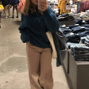 Stickad tröja men krage - Supermysig stickad tröja från Gina Tricot. Har en krage med en dragkedja så man kan justera. Ännu ett spontanköp. Använd ett fåtal gånger, fint skick. 