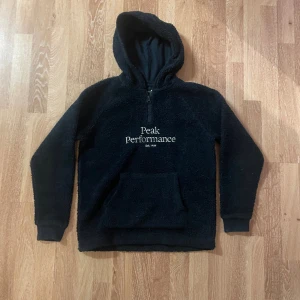 Peak performance fleece hoodie - Sjyst fleecehoodie med halvzip för junior. Knappt använd