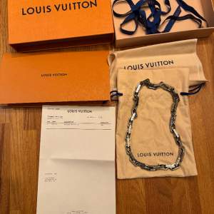 Säljer min Louis Vuitton monogram kedja. Som jag aldrig har använt, pågrund av den ej passade min stil.  one size  Silver  skick: 10/10 Nypris: 8 450kr Pris kan förhandlas!  