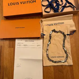 Säljer min Louis Vuitton monogram kedja. Som jag aldrig har använt, pågrund av den ej passade min stil.  one size  Silver  skick: 10/10 Nypris: 8 450kr Pris kan förhandlas!  