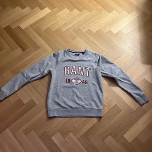 Gant tröja - Säljer nu min väldigt fina Gant tröja som nu har blivit för liten för mig. Skick 8/10 nypris runt 1000