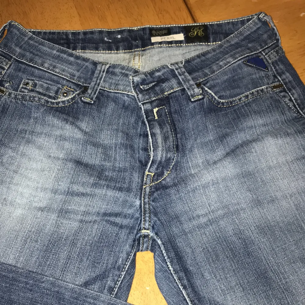 Jeans i fin blå tvätt, som är snyggt slitna. Tror att detta är en modell som är lite kortare i benen.. Jeans & Byxor.
