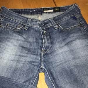 Jeans i fin blå tvätt, som är snyggt slitna. Tror att detta är en modell som är lite kortare i benen.