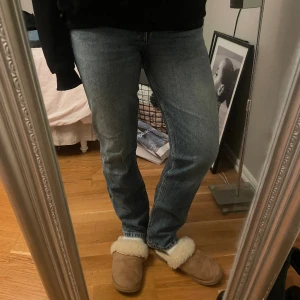 Zara jeans - Säljer mina mellanblåa mid/lowwaisted jeans från zara! De har inga defekter💕