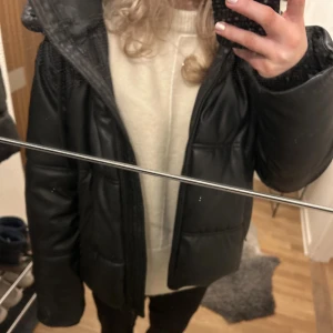 Zara jacka  - Säljer en fin zara jacka i storlek xs använd en säsong så den är i fint skick! Skriv för fler bilder:)