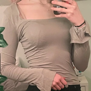 Tröja -  Jätte fin Beige tröja med slits från Gina Tricot som inte används längre.