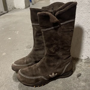 Adidas skor - Fodrade höga adidas boots i färgen brun🤎