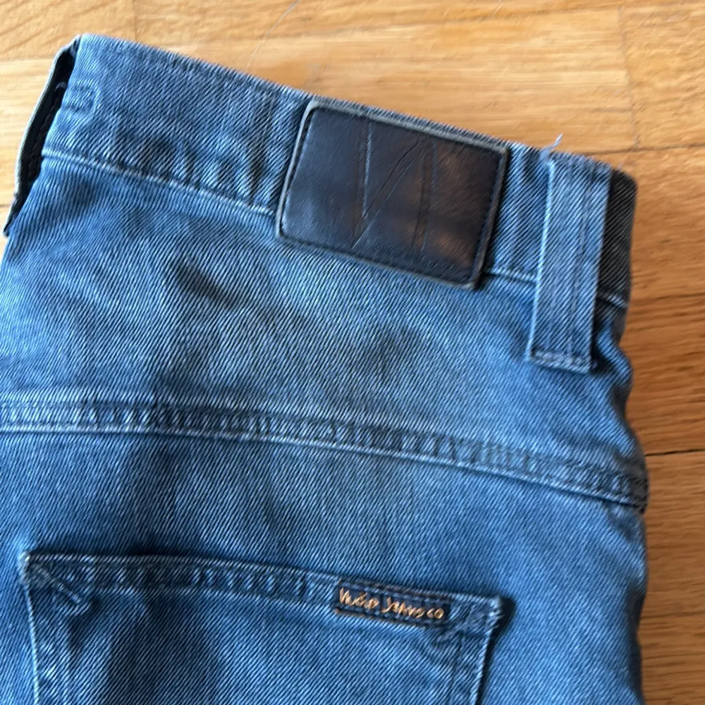 W30 L32 Säljer trendiga jeans i slim/skinny fit Bra skick De är blåa men ser gråa ut. Jeans & Byxor.