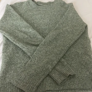 vero Moda stickad tröja  - Stickad Vero Moda tröja  Storlek Xs men passar för de som är under Xs och de som är S.  Färg: grön💚 Priset kan diskuteras.