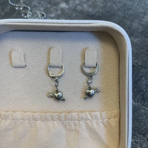 Maria nilsdotter style  - Här är ett par örhängen som efterliknar Maria Nilsdotter jag säljer dom eftersom jag nästan bara använder guld smycken. Jag köpte dom för 350 kronor och säljer för 150 man kan även lägga pris förslag 💗💗💗💗💗