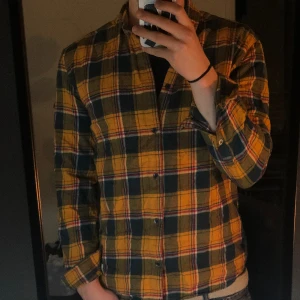Flanellskjorta  - Flanellskjorta från suit i riktigt bra skick. Den är lite skrynklig på bilden men annars inga defekter! Den är size L men passar mer som M på mig. Frågir är varmt välkommna!