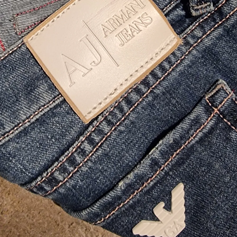Helt nya Armani lowrise jeans. Prislappar kvar. Modell J23 Lily. Supersköna. Storlek W25.  Säljer via köp nu eller prisförslag, allt via Plick. Kom gärna med prisförslag OM DU HAR TÄNKT FULLFÖLJA KÖPET!. Jeans & Byxor.