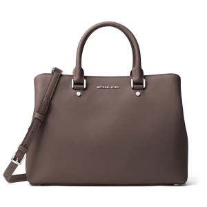 Michael kors väska - Savannah väska från micheal kors. Långt band samt dustbag medföljer. 3 ”avdelningar”, dragkedja i mitten som är lite seg. Bra skick, skriv för mer bilder. 💕 