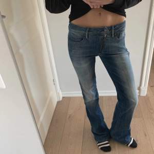 Säljer dessa coola lågmidjade bootcut/flare jeans från g-star raw. Modellen heter ”Lynn zip High flare jeans” OBS!! De är lågmidjade. Endast använda ett fåtal gånger så de är i väldigt bra skick! strl w27 l32. Midjemått ca 34cm, innerbenslängd ca 82cm☺️💕🎀