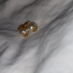 tory burch örhängen pärlor - Oanvända nypris 1100