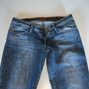 Lågmidjade Bootcut jeans - Väldigt fin tvätt, säljer då de är för långa för mig❤️