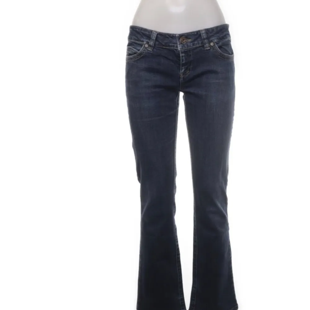 Säljer dessa jättefina low waist flared jeans i storlek 38 från sellpy. Säljer pga att dom inte kommer till användning längre. Jeansen är i utmärkt skick och har bara användts ett fåtal ggr. Jeans & Byxor.