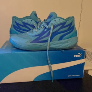 MB.02 ROTY - hej säljer dessa blåa snygga lamelo ball skorna. de är använda ett par fåtal gånger och ser ungefär helt nya ut. jag säljer dessa för att jag växte ur de. Nyinköpta för 1600kr.  DM:a ifall ni vill ha fler bilder eller är intresserade i skorna!