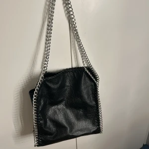 Tiamo väska  - En svart tiamoväska i största stoleken. Köpte i augusti men har inte använts så mkt. Är i bra skick. Köpte för 600 kr o säljer för 300kr 