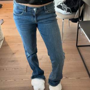 Jättefina lågmidjade jeans som tyvärr är för stora, bra skick