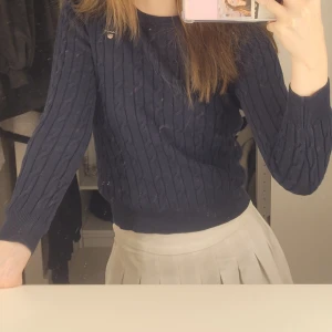 Gant kabelstickad tröja - Säljer den för den är för liten i ärmarna, men annars så passar den en SX i formen