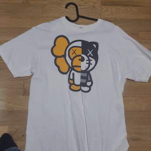 Riktig fet tröja från bape x kaws collab. Lite små hål och fläckar men syns knappt. Tröjan är köpt från hypestein för 1500.