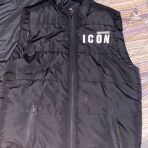 Icon Dsq2 väst - Köpt 2021 för 2100 använder skick