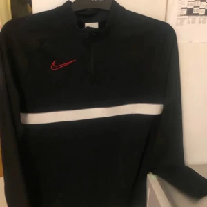 Nike tröja - Dry academy tröja - Säljer Nike tröja från JD för 150-200 kr. Köpt för 400. Ska dock vara lite oversized. Inga Defekter alls, använt väl. Köparen står för frakt🩷^reserverad^