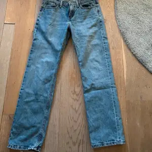 Superfina vintage Levis jeans, köpta här på Plick. Jag själv har aldrig använt de💕sitter jättefint på för de som vill ha raka och lite mer baggy jeans! de passar inte mig så kan inte skicka bild hur de sitter på💕
