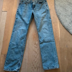 Ljusblå Levis jeans - Superfina vintage Levis jeans, köpta här på Plick. Jag själv har aldrig använt de💕sitter jättefint på för de som vill ha raka och lite mer baggy jeans! de passar inte mig så kan inte skicka bild hur de sitter på💕